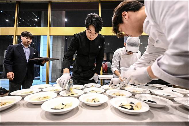 서울시국악관현악단 창단 60주년을 기념해 세종문화회관 대극장 로비에서 선보인 최현석 셰프의 미식 경험 ‘헤리티지 만찬’ [세종문화회관 제공]