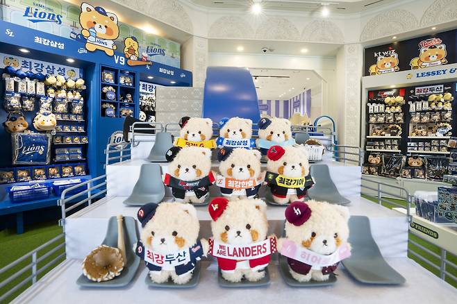 에버랜드 내 ‘KBO 최강레시 스토어’에 전시된 다양한 굿즈  [에버랜드 제공]