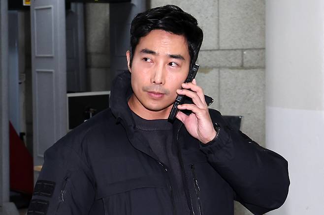 유튜버 ‘구제역’ 폭행 혐의를 받는 이근 전 대위가 23일 오전 서울 서초구 서울중앙지방법원에서 열린 선고기일에서 벌금형을 선고 받은 뒤 법원을 나서고 있다. [뉴시스]