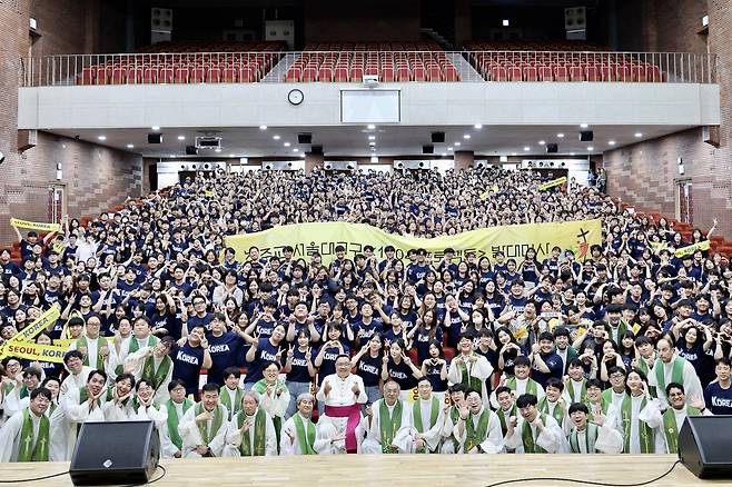 천주교 서울대교구 ‘1004 프로젝트’ 발대미사가 지난 19일 서울 혜화동 가톨릭청소년회관에서 열렸다. 이경상 주교와 청년, 청소년들이 미사 후 함께 기념사진을 찍고 있다. [천주교 서울대교구]
