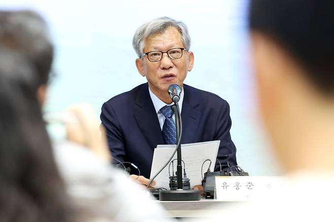 유홍준 신임 국립중앙박물관 관장이 24일 서울 용산구 국립중앙박물관에서 기자간담회를 하고 있다. [뉴시스]