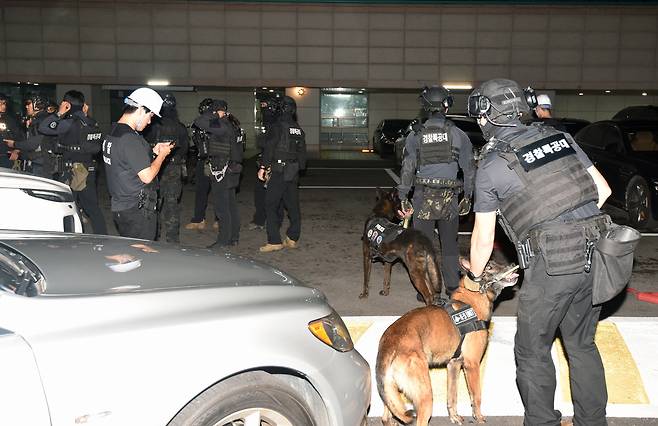 지난 21일 인천 송도국제도시 아파트에서 60대 남성이 아들을 사제총기로 살해한 뒤 체포됐다. 경찰이 21일 집에 폭발물을 설치했다는 피의자 진술을 토대로 서울 도봉구 피의자 자택을 수색하고 있다. [연합]