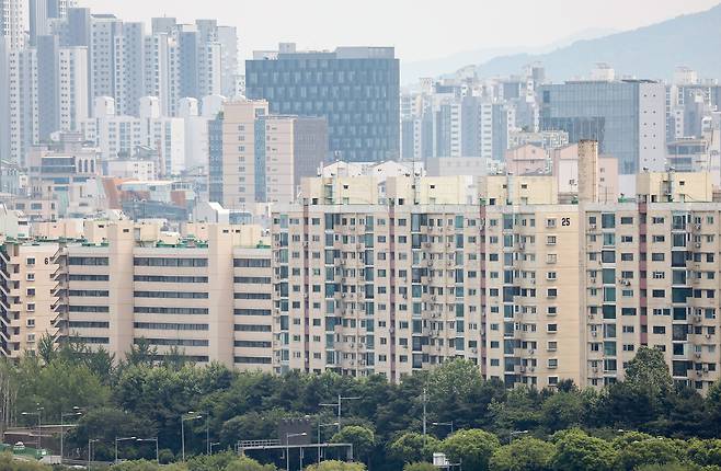 26일 서울 성동구 달맞이공원에서 바라본 강남구 압구정동 아파트의 모습.[연합]