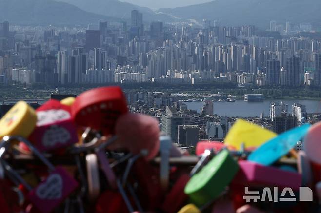 [서울=뉴시스] 조성우 기자 = 6·27 고강도 대출 규제의 여파로 서울 집값의 상승세가 2주째 둔화된 것으로 나타난 11일 오전 서울 남산에서 강남 지역의 아파트 단지가 내려다보이고 있다. KB부동산이 발표한 주간 아파트 시장 동향에 따르면 지난 7일 기준 전국 아파트 매매가격은 0.04%, 수도권은 0.11% 상승했다. 서울 아파트 매매가격은 0.28%로 24주째 오름세가 지속되고 있으나 상승세가 2주 연속 둔화됐다.금융 당국의 대출규제 이후 서울 아파트 매수심리도 위축되고 있다. 서울 매수우위지수는 60.6으로 전주(76.4)보다 15.8포인트(p) 떨어지며 대출규제 발표 이후 2주 연속 하락했다. 2025.07.11. xconfind@newsis.com
