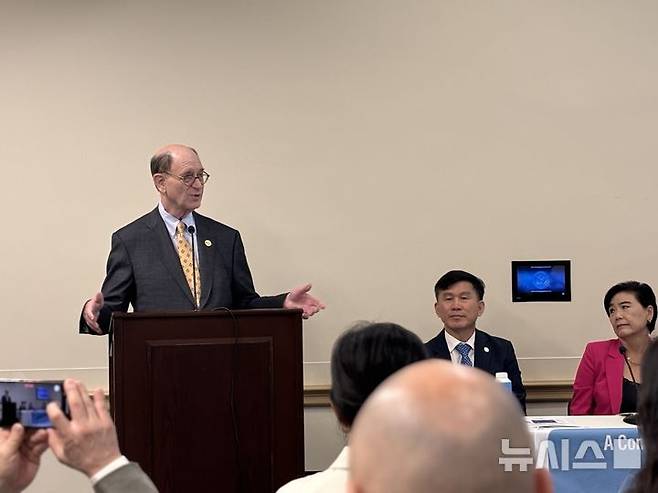 [워싱턴=뉴시스]이윤희 특파원 = 브래드 셔먼(민주·캘리포니아) 미국 하원의원이 23일(현지 시간) 미국 워싱턴DC 연방하원 건물인 레이번하우스빌딩에서 열린 '의회 브리핑 세션 한반도 평화포럼 2025' 행사에서 발언하고 있다. 이번 행사는 6·25전쟁 정전협정 체결 72주년을 맞아 셔먼 의원실과 미주민주참여포럼(KAPAC)이 개최했다. 2025.07.24.