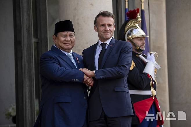 [파리=AP/뉴시스] 에마뉘엘 마크롱(오른쪽) 프랑스 대통령이 14일(현지 시간) 프랑스 파리 엘리제궁에서 프라보워 수비안토 인도네시아 대통령을 환영하고 있다. 2025.07.24.