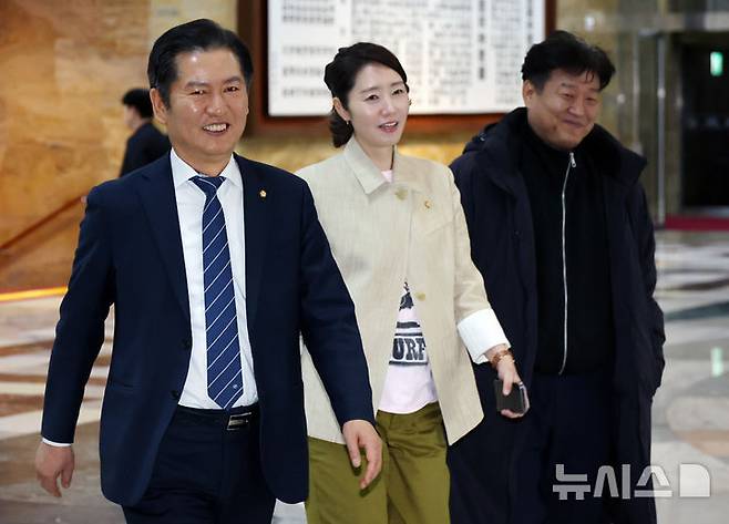 [서울=뉴시스] 조성우 기자 = 정청래(왼쪽부터) 더불어민주당 의원과 강선우, 양문석 의원이 26일 오후 서울 여의도 국회에서 열린 비상의원총회에 참석하고 있다. 2025.03.26. xconfind@newsis.com