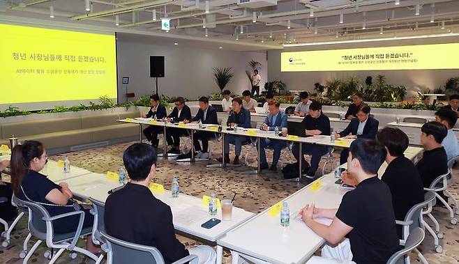 [서울=뉴시스] 금융위원회는 24일 판교 카카오뱅크 사옥에서 권대영 금융위원회 부위원장 주재로 'AI·데이터 활용 소상공인 신용평가 개선을 위한 현장 간담회'를 개최했다. (사진=금융위원회) photo@newsis.com *재판매 및 DB 금지