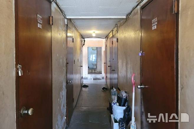 [대구=뉴시스] 이상제 기자 = 24일 대구 중구 대신동의 한 골목 여인숙 내 단칸방. 2025.07.24. king@newsis.com&nbsp;