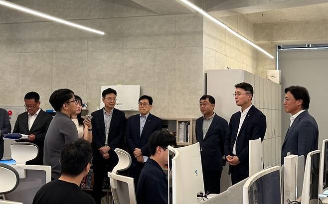 [서울=뉴시스] 과기정통부 류제명 차관(오른쪽 두번째)과 송상훈 정보통신정책실장(오른쪽 세번째)이 AI 기업 바이브컴퍼니을 찾아 AI 인재육성 방안에 대해 의견을 청취했다. (사진=과기정통부 제공) *재판매 및 DB 금지