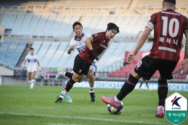 [서울=뉴시스] 프로축구 K리그2 충남아산 손준호와 부천FC1995의 박현빈. (사진=한국프로축구연맹 제공) *재판매 및 DB 금지