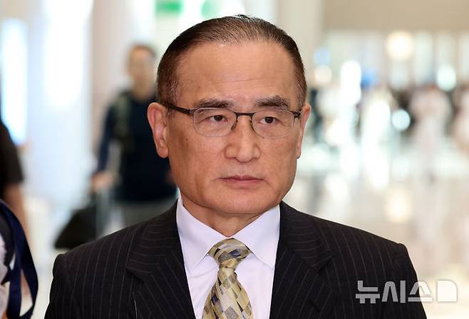 [인천공항=뉴시스] 황준선 기자 = 관세 협상 등 한미 양국 간 현안 논의를 위해 미국을 방문한 위성락 국가안보실장이 24일 오후 인천국제공항 제2터미널을 통해 귀국하고 있다. (공동취재) 2025.07.24. photo@newsis.com