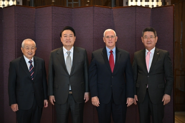 2022년 3월 25일, 마이크 펜스 전 미 부통령이 윤석열과 조찬 회동을 갖고 포즈를 취했다. 맨 왼쪽은 극동방송 이사장인 김장환 목사. (출처:펜스 전 미국 부통령 트위터)