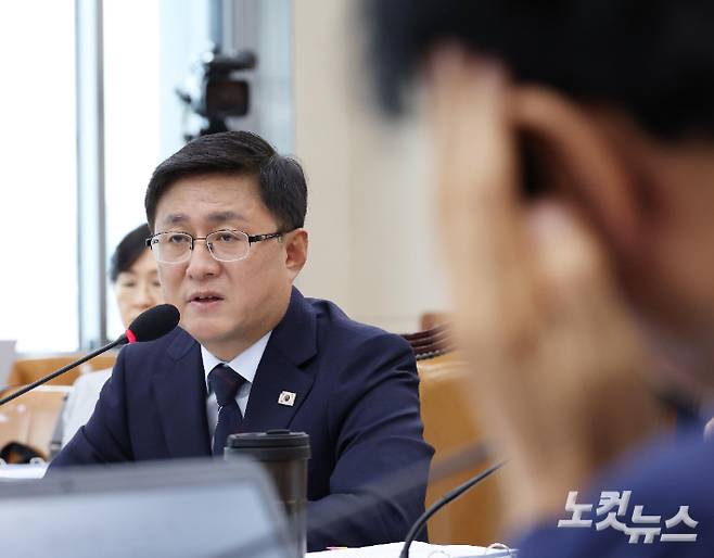 김성환 환경부 장관 후보자가 15일 오전 국회 환경노동위원회에서 열린 인사청문회에 출석해 질의에 답하고 있다. 황진환 기자