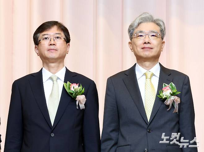 김상환 헌법재판소장(오른쪽)과 오영준 헌법재판관이 24일 오전 서울 종로구 헌법재판소에서 열린 취임식에 참석해 기념촬영 하고 있다. 황진환 기자
