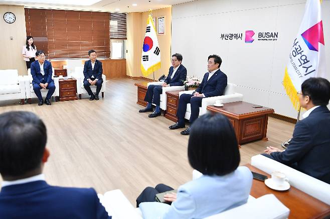 이재명 대통령이 주재하는 25일 부산 타운홀 미팅을 하루 앞두고 박형준 부산시장과 정동만 국민의힘 부산시당위원장이 첫 공식 회동을 가졌다. 부산시 제공