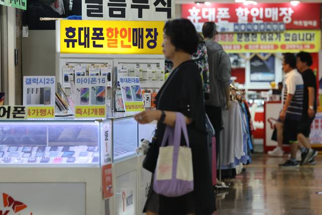 22일 이동통신 단말기 유통 시장을 규제해온 ‘이동통신 단말장치 유통구조 개선에 관한 법률’(단통법)이 폐지됐다. 이동통신사의 단말기 지원금 공시 의무가 사라지고 공시지원금의 15% 한도로 제한됐던 추가지원금 상한도 없어진다. 사진은 22일 서울 시내 휴대전화 판매점 모습. 연합뉴스