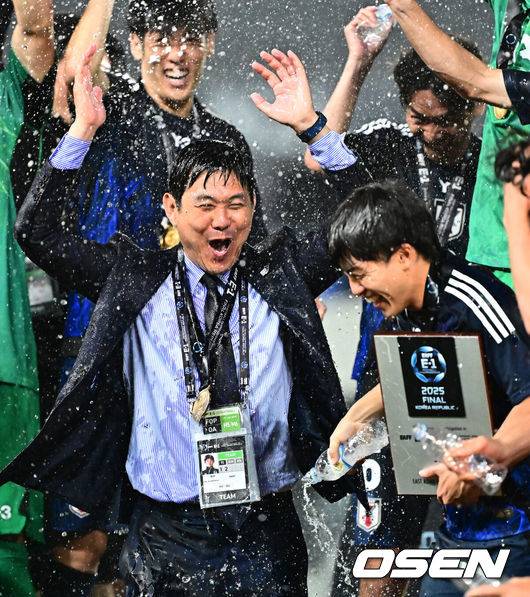 [OSEN=용인, 지형준 기자] 대굴욕이다. 한국축구가 일본에 사상 첫 3연패를 당했다.&nbsp;홍명보 감독이 이끄는 남자축구대표팀은 15일 오후 7시 24분 용인 미르스타디움에서 개최되는 2025 동아시아축구연맹(EAFF) E-1 챔피언십(동아시안컵) 3차전에서 숙적 일본에게 0-1로 패해 우승컵 탈환에 실패했다.&nbsp;대회 3승의 일본이 통산 세 번째 우승을 달성했다. 일본은 안방의 한국을 누르고 대회 2연패까지 가져갔다. 한국은 여전히 5회 우승으로 최다우승이지만 2개 대회 연속 일본에 밀렸다.&nbsp;경기를 마치고 일본 모리야스 하지메 감독이 선수들과 우승을 기뻐하고 있다. 2025.07.15 / jpnews@osen.co.kr