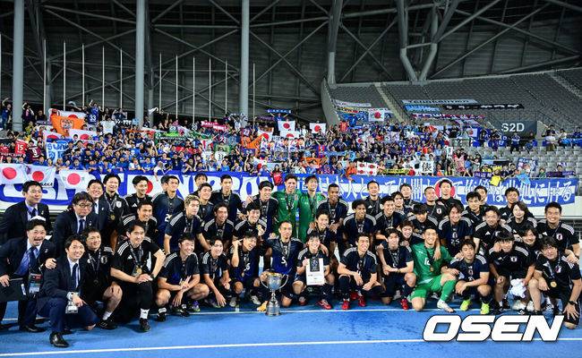 [OSEN=용인, 지형준 기자] 대굴욕이다. 한국축구가 일본에 사상 첫 3연패를 당했다.&nbsp;홍명보 감독이 이끄는 남자축구대표팀은 15일 오후 7시 24분 용인 미르스타디움에서 개최되는 2025 동아시아축구연맹(EAFF) E-1 챔피언십(동아시안컵) 3차전에서 숙적 일본에게 0-1로 패해 우승컵 탈환에 실패했다.&nbsp;대회 3승의 일본이 통산 세 번째 우승을 달성했다. 일본은 안방의 한국을 누르고 대회 2연패까지 가져갔다. 한국은 여전히 5회 우승으로 최다우승이지만 2개 대회 연속 일본에 밀렸다.&nbsp;일본 선수단이 원정 응원단과 우승을 기뻐하고 있다. 2025.07.15 / jpnews@osen.co.kr