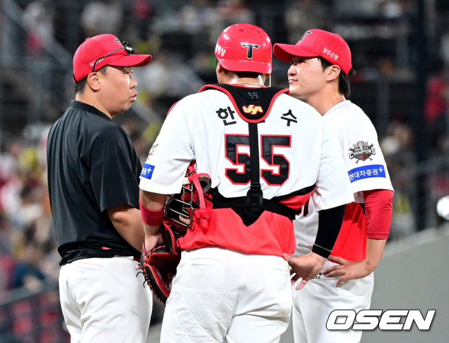 [OSEN=광주, 최규한 기자] 23일 광주-기아 챔피언스필드에서 ‘2025 신한 SOL Bank KBO리그’ KIA 타이거즈와 LG 트윈스의 경기가 열렸다.홈팀 KIA는 김도현, 방문팀 LG는 요니 치리노스를 선발로 내세웠다.8회초1사 1, 3루 상황 KIA 이범호 감독이 마운드를 방문해 투수 전상현과 대화를 나누고 있다. 2025.07.23 / dreamer@osen.co.kr