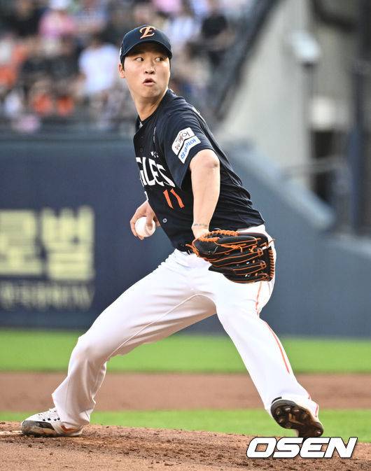 [OSEN=잠실, 조은정 기자]23일 오후 서울 잠실야구장에서 2025 신한 SOL Bank KBO리그 두산 베어스와 한화 이글스의 경기가 열렸다.이날 두산은 최민석, 한화는 황준서를 선발로 내세웠다.2회말 한화 엄상백이 역투하고 있다. 2025.07.23 /cej@osen.co.kr