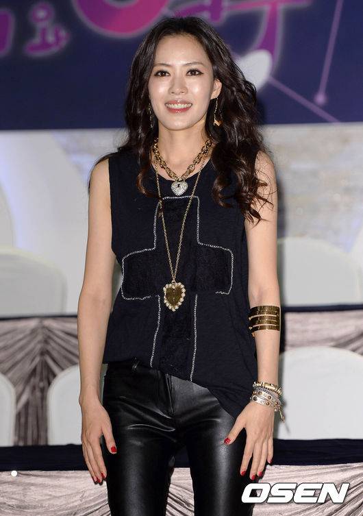 [OSEN=이대선 기자] 4일 오후 서울 논현동 마리아쥬스케어에서 'Revival 1990‘s 나이트 콘서트' 기자회견이 열렸다.가수 유채영이 포토타임을 하고 있다.그룹 쿨, 코요테, 가수 구준엽을 비롯한 90년대를 풍미한 대표 가수들이 한자리에 모인다.이번 콘서트는 지난 2012년 7월 안방극장에 화제를 일으킨 tvN 드라마 '응답하라 1997'의 열풍에 힘입어 90년대를 보낸 20대부터 40대를 대상으로 한 파티 콘셉트의 공연으로 오는 10월 2일과 3일, 양일간 서울 강서구 KBS 스포츠월드에서 개최된다. /sunday@osen.co.kr