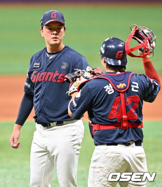 [OSEN=고척, 민경훈 기자] 23일 오후 서울 고척스카이돔에서 ‘2025 신한 SOL Bank KBO리그’ 키움 히어로즈와 롯데 자이언츠의 경기가 열렸다.이 경기에서 롯데는 키움에 4-1로 승리했다.&nbsp;롯데 선발투수 박세웅은 7이닝 동안 95구를 던지며 6피안타 1사구 6탈삼진 1실점으로 호투, 시즌 10승째를 따냈다. 내복사근 부상에서 회복, 이날 1군 엔트리에 복귀한 고승민은 3타수 2안타 1타점으로 활약했다. 레이예스는 4타수 3안타 3타점을 기록했다.&nbsp;경기를 마치고 롯데 김원중이 정보근과 하이파이브를 하고 있다. 2025.07.23 / rumi@osen.co.kr