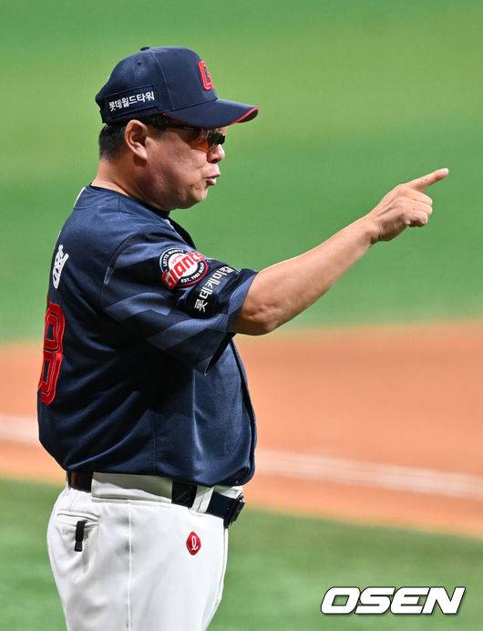[OSEN=고척, 민경훈 기자] 23일 오후 서울 고척스카이돔에서 ‘2025 신한 SOL Bank KBO리그’ 키움 히어로즈와 롯데 자이언츠의 경기가 열렸다.이 경기에서 롯데는 키움에 4-1로 승리했다.&nbsp;롯데 선발투수 박세웅은 7이닝 동안 95구를 던지며 6피안타 1사구 6탈삼진 1실점으로 호투, 시즌 10승째를 따냈다. 내복사근 부상에서 회복, 이날 1군 엔트리에 복귀한 고승민은 3타수 2안타 1타점으로 활약했다. 레이예스는 4타수 3안타 3타점을 기록했다.&nbsp;경기를 마치고 롯데 김태형 감독이 기뻐하고 있다. 2025.07.23 / rumi@osen.co.kr