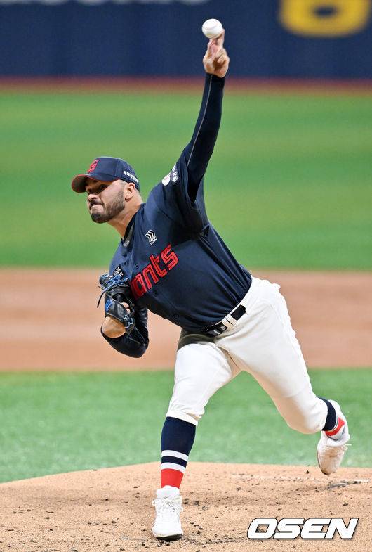 [OSEN=고척, 민경훈 기자] 24일 오후 서울 고척스카이돔에서 ‘2025 신한 SOL Bank KBO리그’ 키움 히어로즈와 롯데 자이언츠의 경기가 열렸다.이날 키움은 정현우, 롯데는 감보아를 선발로 내세웠다.롯데 선발 감보아가 마운드 위에서 힘차게 공을 뿌리고 있다. 2025.07.24 / rumi@osen.co.kr