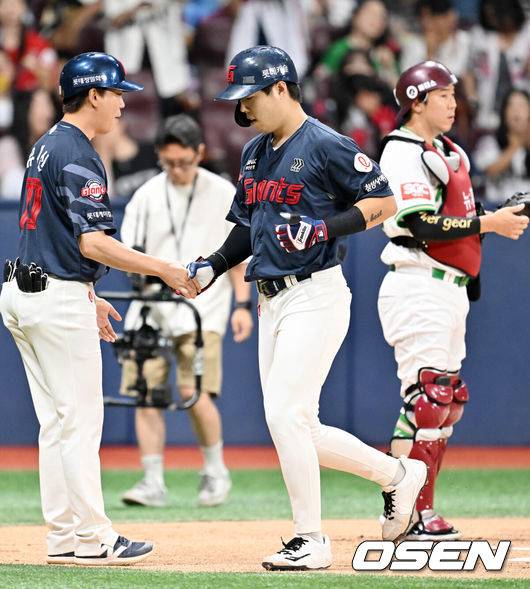 [OSEN=고척, 민경훈 기자] 24일 오후 서울 고척스카이돔에서 ‘2025 신한 SOL Bank KBO리그’ 키움 히어로즈와 롯데 자이언츠의 경기가 열렸다.이날 키움은 정현우, 롯데는 감보아를 선발로 내세웠다.1회초 1사 롯데 고승민이 우중월 선취 솔로 홈런을 때린 후 홈을 밟고 있다. 2025.07.24 / rumi@osen.co.kr