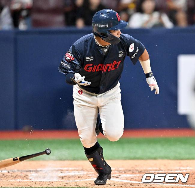 [OSEN=고척, 민경훈 기자] 24일 오후 서울 고척스카이돔에서 ‘2025 신한 SOL Bank KBO리그’ 키움 히어로즈와 롯데 자이언츠의 경기가 열렸다.이날 키움은 정현우, 롯데는 감보아를 선발로 내세웠다.5회초 1사 주자 2,3루 롯데 황성빈이 좌익수 앞 1타점 적시타를 때리고 있다. 2025.07.24 / rumi@osen.co.kr