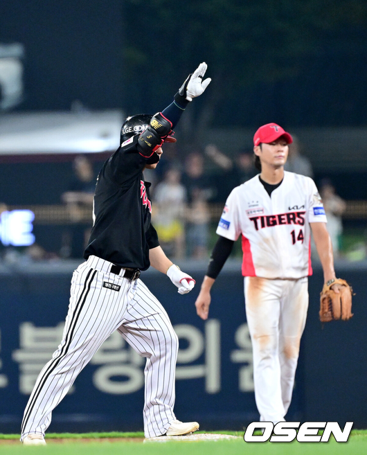 [OSEN=광주, 최규한 기자] 24일 광주-기아 챔피언스필드에서 ‘2025 신한 SOL Bank KBO리그’ KIA 타이거즈와 LG 트윈스의 경기가 열렸다.홈팀 KIA는 양현종, 방문팀 LG는 손주영을 선발로 내세웠다.8회초 무사 만루 상황 LG 문성주가 선제 2타점 2루타를 날리고 2루에 안착해 기뻐하고 있다. 2025.07.24 / dreamer@osen.co.kr