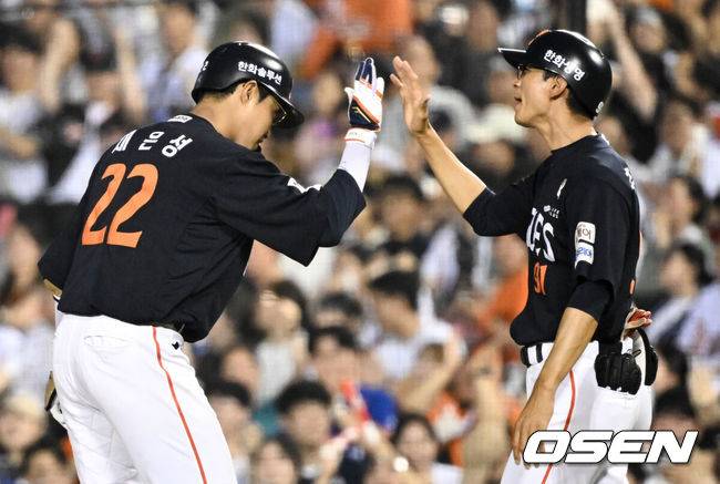 [OSEN=잠실, 조은정 기자]24일 오후 서울 잠실야구장에서 2025 신한 SOL Bank KBO리그 두산 베어스와 한화 이글스의 경기가 열렸다.이날 두산은 최승용, 한화는 폰세를 선발로 내세웠다.7회초 무사 2루 한화 채은성이 선제 적시타를 날린 뒤 기뻐하고 있다. 2025.07.24 /cej@osen.co.kr