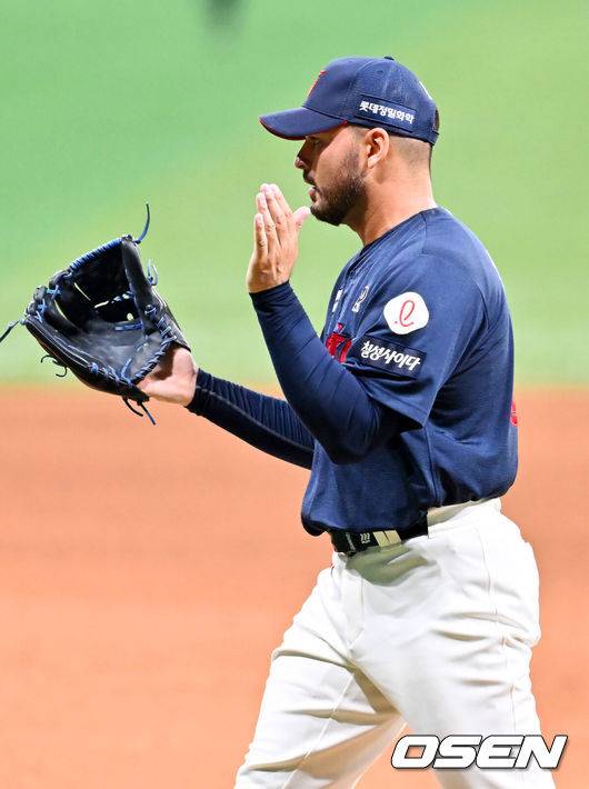 [OSEN=고척, 민경훈 기자] 24일 오후 서울 고척스카이돔에서 ‘2025 신한 SOL Bank KBO리그’ 키움 히어로즈와 롯데 자이언츠의 경기가 열렸다.이날 키움은 정현우, 롯데는 감보아를 선발로 내세웠다.7회말을 마친 롯데 선발 감보아가 박수를 치며 덕아웃으로 들어오고 있다. 2025.07.24 / rumi@osen.co.kr