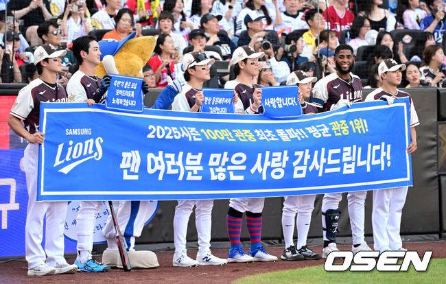 [OSEN=대전, 최규한 기자] 12일 오후 대전 한화생명볼파크에서 ‘2025 신한 SOL Bank KBO리그’ 올스타전이 열렸다.KBO 올스타전 경기는 드림 올스타와 나눔올스타 대표로 나선 총 30명의 선수가 치열한 승부를 펼친다.삼성 올스타전 출전 선수들이 현수막을 펼치며 팬들에게 감사 인사를 전하고 있다. 2025.07.12 / dreamer@osen.co.kr