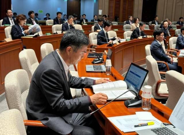 ▲이원택 더불어민주당 의원(전북 군산·김제·부안을)은 24일 기존의 법에서 문제가 된 실질적 보상을 위해 대표발의한 '농어업재해 대책법 일부 개정법률안'과 '농어업재해 보험법 일부 개정법률안'이 전날 국회 본회의를 통과했다고 밝혔다. ⓒ이원택 의원실