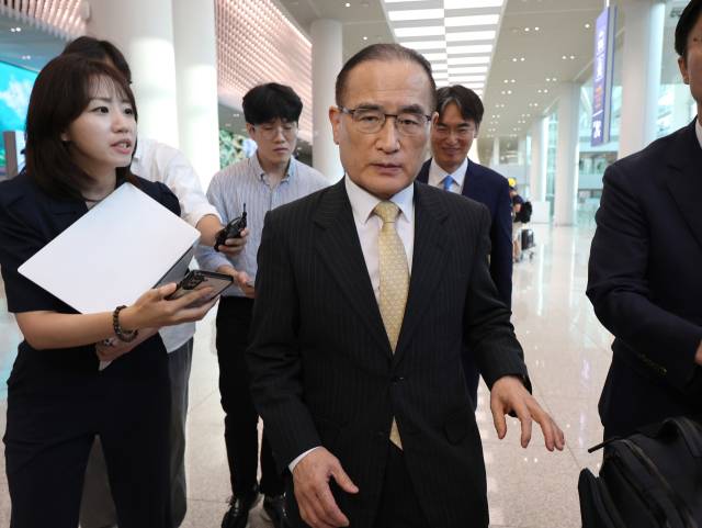 ▲통상·안보 현안을 논의하기 위해 미국을 방문했던 위성락 국가안보실장이 지난 9일 인천국제공항 제2터미널을 통해 귀국하고 있다. ⓒ연합뉴스