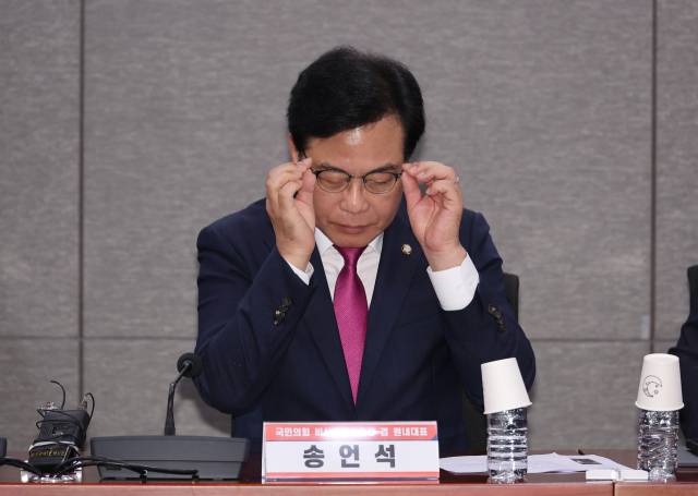 ▲24일 서울 여의도 국회 의원회관에서 열린 '한미 관세협상, 농축산물 시장개방 확대 검토 관련 농민단체 초청 긴급간담회'에서 국민의힘 송언석 비상대책위원장 겸 원내대표가 생각에 잠겨 있다. ⓒ연합뉴스