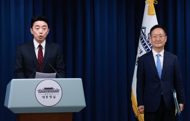 ▲강훈식 대통령비서실장(왼쪽)이 24일 서울 용산 대통령실 청사에서 이날 열린 수석·보좌관 회의 등과 관련해 브리핑을 하고 있다. 강 비서실장 오른쪽은 배석한 봉욱 민정수석비서관. ⓒ연합뉴스