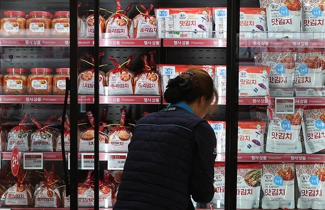 서울시내 한 대형마트에 김치 상품이 진열돼 있다. 뉴시스