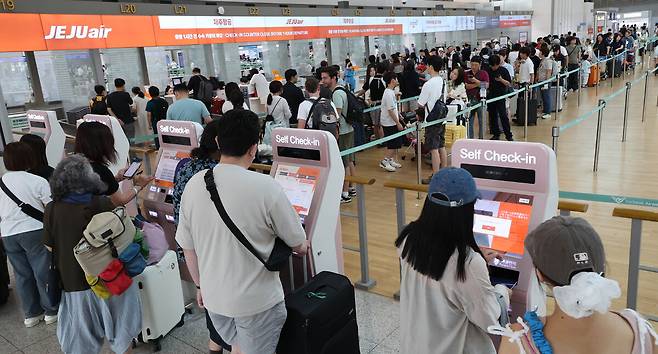 본격적인 여름 휴가철인 24일 인천국제공항 제1여객터미널 출국장이 해외에서 휴가를 보내는 출국자로 붐비고 있다.