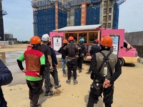 충남 아산시 더샵 탕정 인피니티시티 1차 입주예정자들이 24일 아파트 건설현장으로 시원한 음료를 가득 실은 푸드트럭을 보내 근로자들에게 감사의 마음을&nbsp;전했다. 입예협 제공
