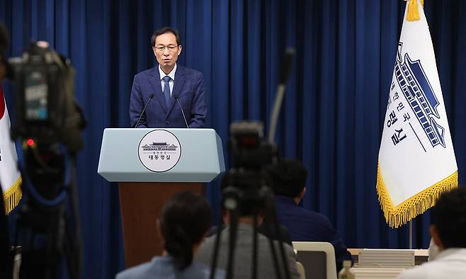 우상호 정무수석이 지난 20일 용산 대통령실에서 장관 인선 관련 브리핑을 하고 있다. 연합뉴스