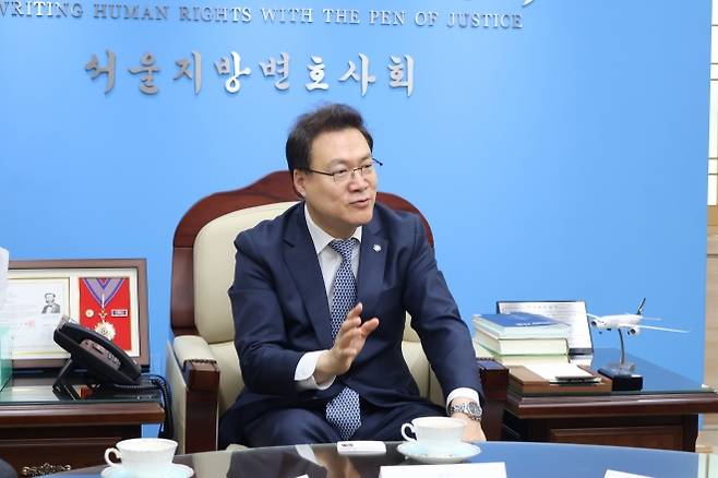 조순열 서울지방변호사회장이 23일 서울 서초구 서울지방변호사회 접견실에서 서울신문과 인터뷰를 하고 있다. 서울변회 제공