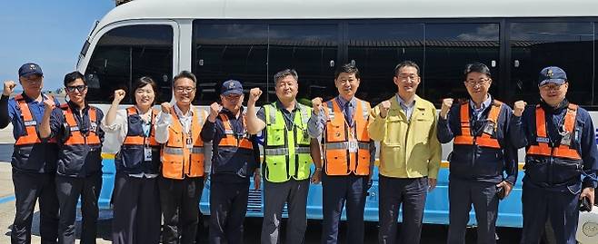 한명희 제항청장과 황재홍 대한항공 제주여객서비스지점장이 지상조업사들과 함께 이동식  휴게 버스 앞에서 기념촬영을 하며 폭염 극복 파이팅을 하고 있다. 제주 강동삼 기자