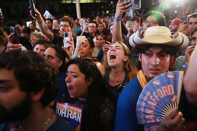 6월25일 조란 맘다니 후보가 민주당 뉴욕시장 후보로 확정되자 지지자들이 환호하고 있다. ⓒAP Photo