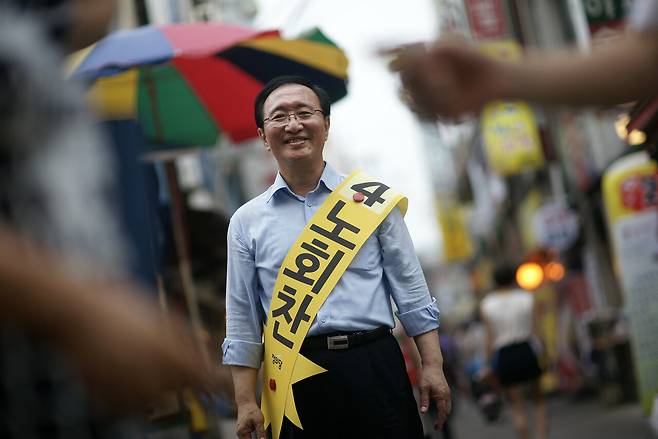 2014년 재보궐선거에서 서울 동작을 지역구에 출마한 노회찬 후보가 동작구의 한 재래시장 앞에 서 있다. ⓒ시사IN 포토