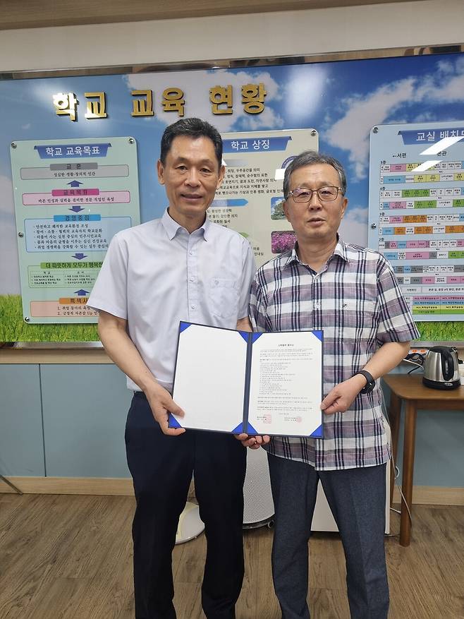 울산 울주군 울산상업고등학교(교장 박열)는 23일 아라소프트(주)와 4차 산업의 선도주자를 양성하고, 학생 개개인의 정보 활용 역량 강화를 내용으로 하는 업무협약을 체결했다. ⓒ울산광역시교육청