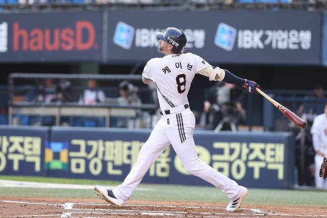 두산 케이브는 23일 잠실 한화전에서 4타수 3안타 2홈런 3타점의 활약으로 팀의 13-2 승리를 이끌었다. “선수들의 교과서”라는 조성환 감독대행의 칭찬에 완벽하게 응답했다. 케이브가 1회말 2점홈런을 쳐낸 뒤 타구를 응시하고 있다. 사진제공｜두산 베어스