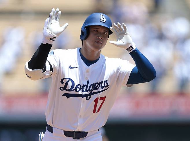 LA 다저스 오타니가 24일 미네소타전에서 1회말 솔로 홈런을 날린 뒤 세리머니하며 그라운드를 돌고 있다. AFP연합뉴스